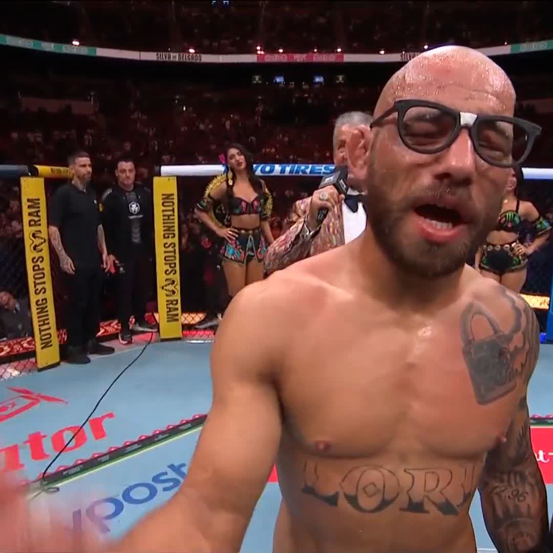 勝ち名乗りを受けるシウバ！ ホセ・ミゲル・デルガドに3R一本勝ち！ #NocheUFC