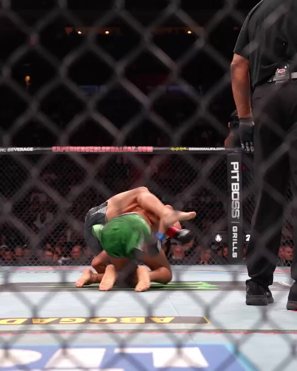 EVERY DOG HAS HIS DAY 😤 @JeanSilvamma96 locks in the RNC to earn the finish at #NocheUFC!