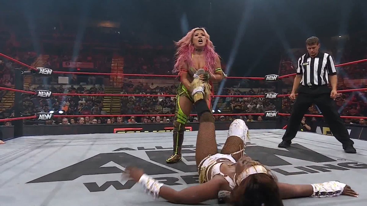 .Queen Aminata クィーンアミナタ with the reversal and the win, and then the sign of respect between both despite some clear disappointment from Mina Shirakawa♡白川未奈! What a match! Watch #AEWCollision LIVE on TNT &amp; HBO Max