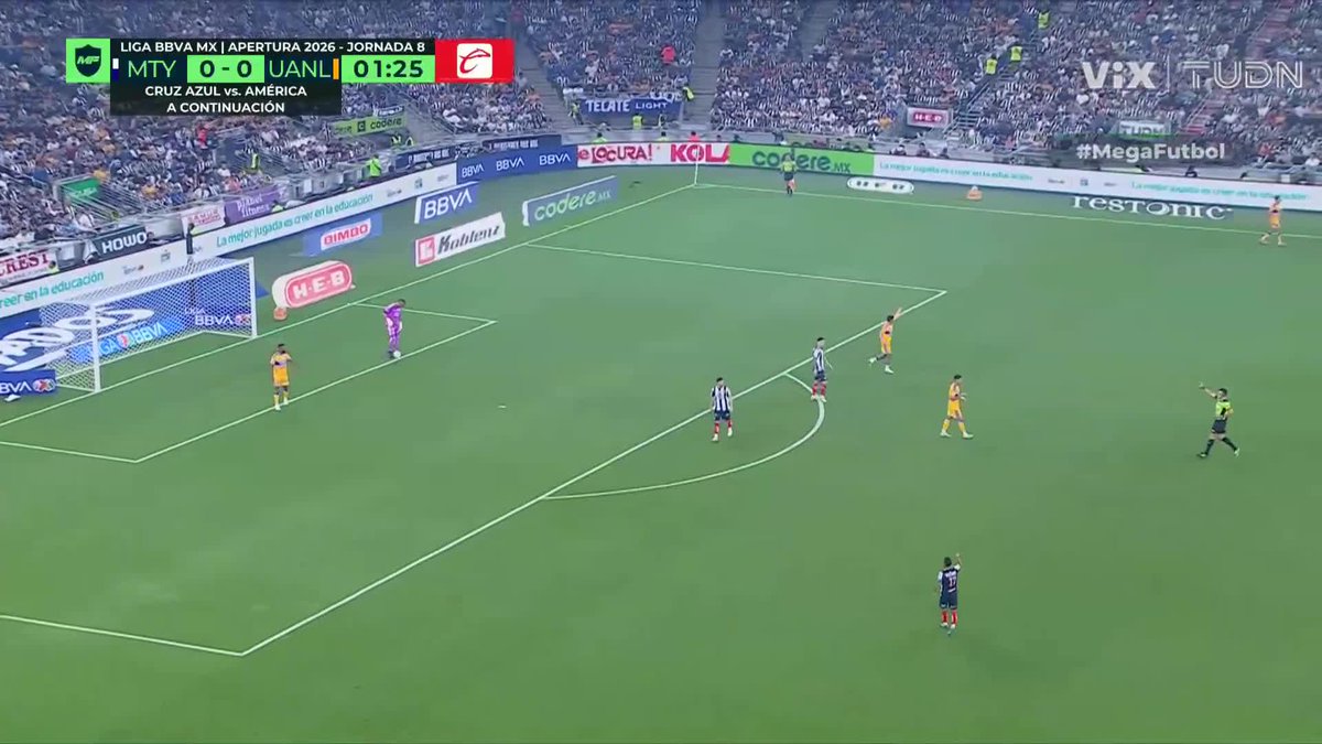¿QUÉ ESTÁ PASANDO? 😂 El Clásico Regio se pausó por un momento para reparar la portería de Nahuel Guzmán. ¡Tuvieron que utilizar un banquito para llegar! #MegaFutbol #SabadoFutbolero