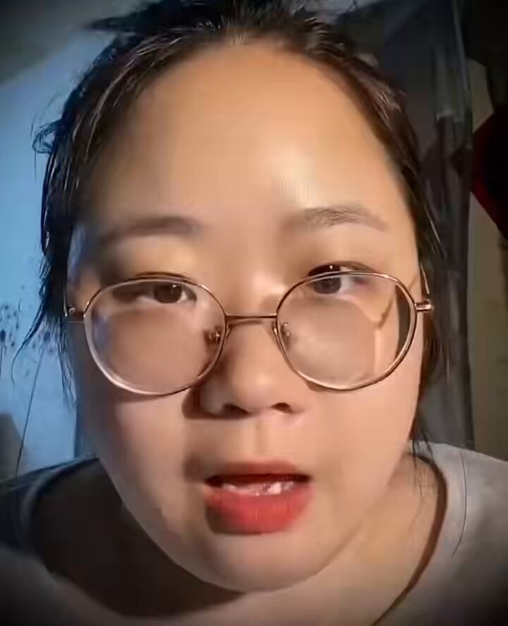 這名姐妹說給她家裝網線、裝空調、裝水龍頭的師傅都是男的，她很害怕。 我不行了，這個面相，這個大媽太典了。🤔