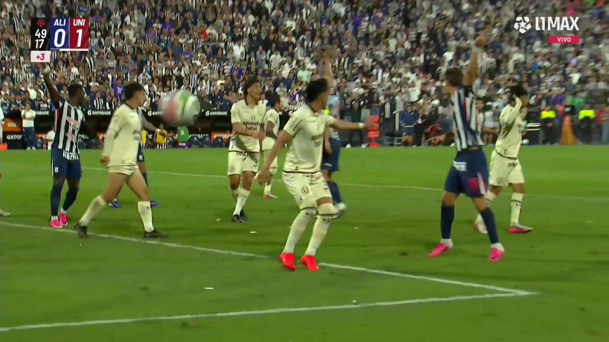 🏁 Córner no cobrado a favor de Alianza Ni Palomino, ni el línea y tampoco el VAR lo notaron. #AlianzaLima 0-1 #Universitario 📺 Conoce cómo ver L1MAX en vivo 👉 #Liga1 #TorneoClausuraXL1MAX