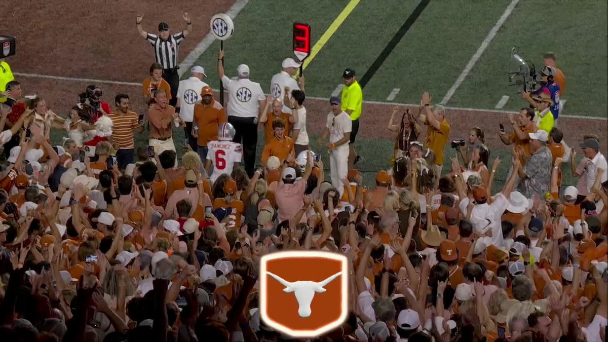 Arch Manning finds Ryan Wingo in the endzone 🤘 It's a two-possession game in Austin 👀