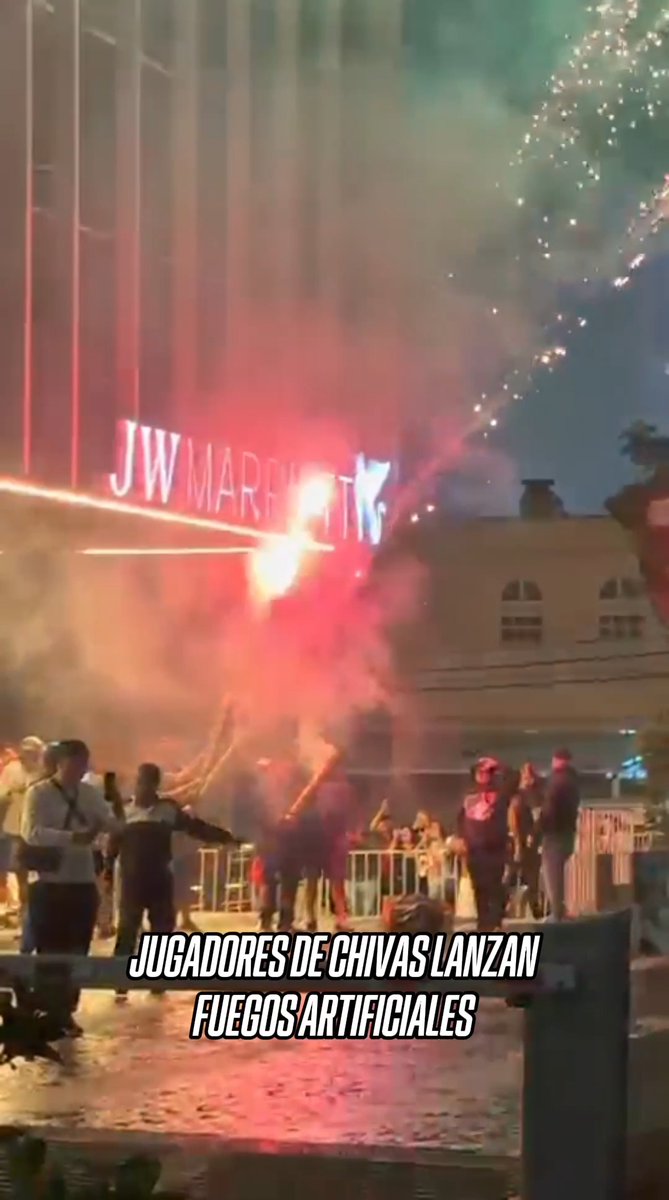 ¡SE PRENDIÓ LA SERENATA DE CHIVAS! Aficionados rojiblancos llevaron una serenata a su equipo previo al juego ante Pumas, los jugadores salieron a agradecer el detalle y lanzaron fuegos artificiales.