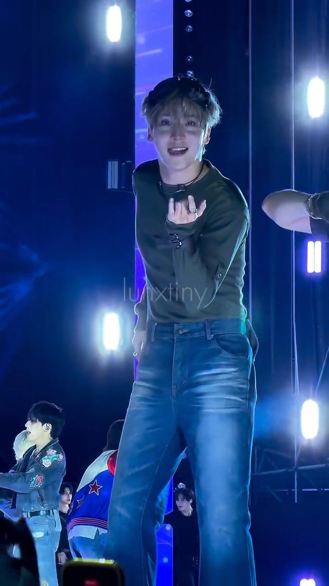 The Spiderman spotted on Music bank🕷️🕸️ SO FAWKIN FINE OHMYGAWD😩