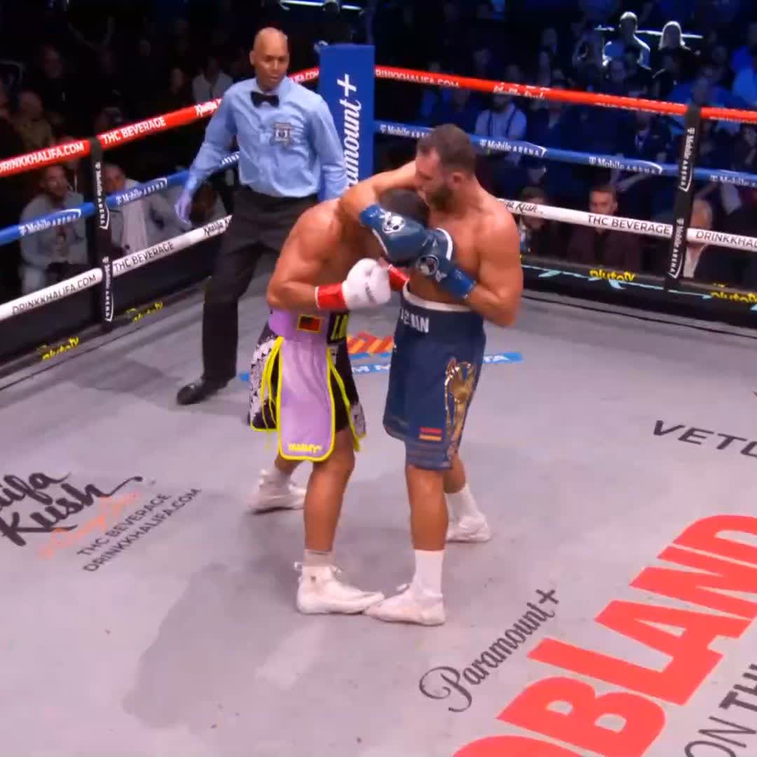 Vean de nuevo ese nocaut 😮💨 Opetaia suelta los puños de poder para finalizar la pelea ‼️ #GarciaBenn | En vivo por Paramount+ Deportes