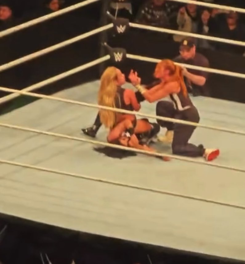 Liv Morgan was close to retaining the Women’s World Championship But Becky Lynch stopped mid count and flipped her off right in her face 😭 #WWESantiago