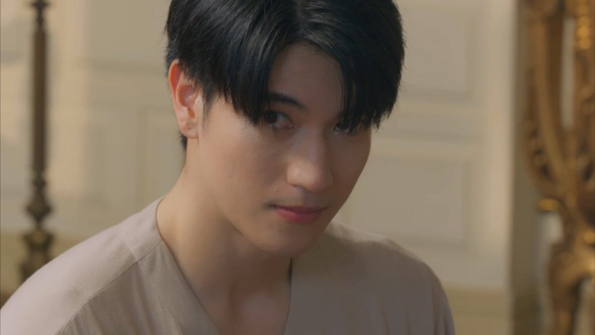 ดูซีนนี้ละมันจั๊กจี้ใจอะ พอรู้ใจตัวเองกันทั้งคู่ปุบ ภพทินมันหยุดส่งสายตาหวานฉ่ำให้กันไม่ได้เลย ถ้าคนรอบตัวสังเกตสักนิดคงโป๊ะแตกไปละ แต่ทั้งวังมีแค่แม่นวลที่มีเกย์ดาร์และไอฉัตรที่เหมือนจะฉลาดรู้ทันแต่ก็แค่เหมือน 5555555