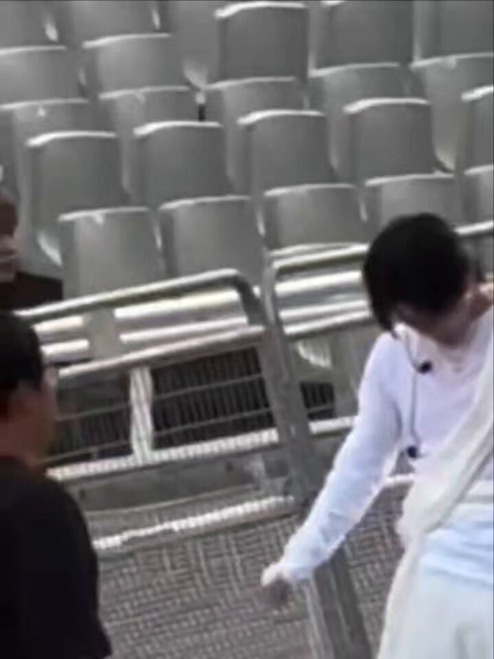 오 ㅁㅊ 진짜........ 둘만 고요한곳앉아잇는거 ㄱㅇㄱ 서로 찍는것도 기다렸다가 굳이 다시 옆에앉아있음...