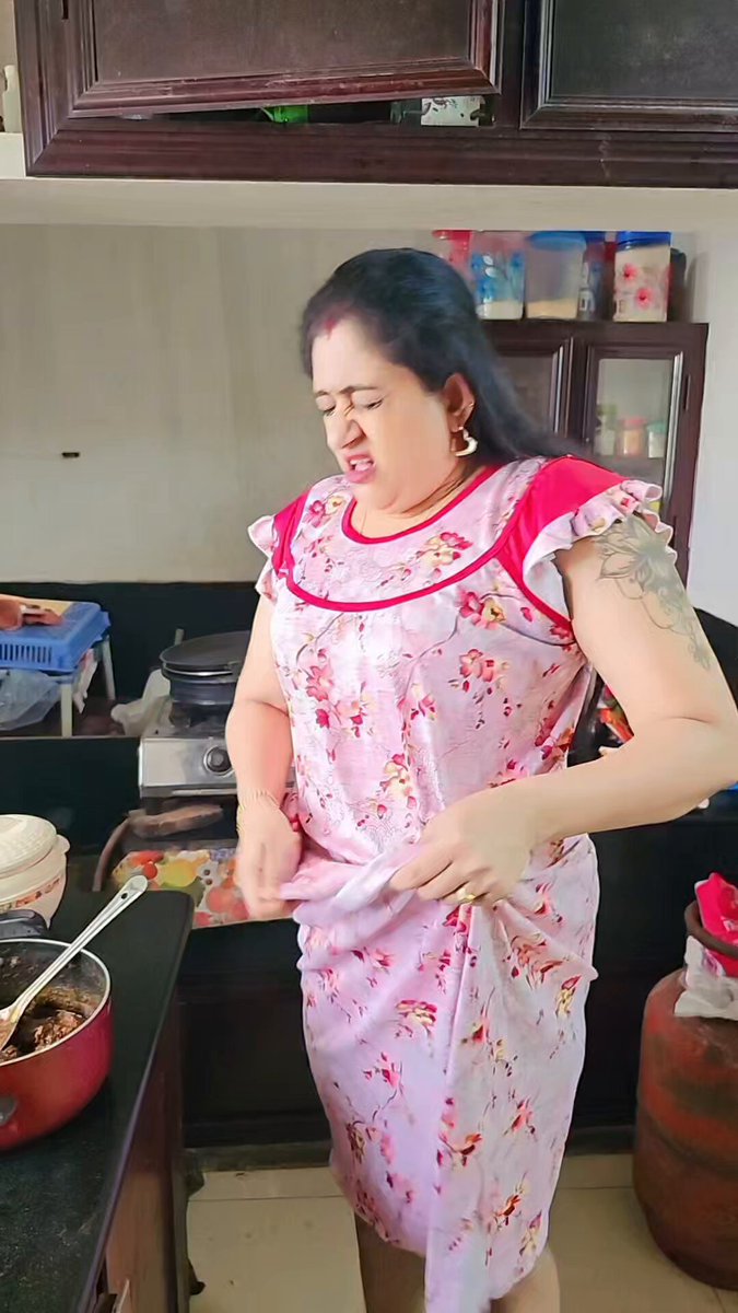 ഞങ്ങളെപ്പോലുള്ള വീട്ടമ്മമാർ വീട്ടിൽ ഉപയോഗിക്കുന്ന നൈറ്റിക്ക് ഇത്രയും പവർ ഉണ്ടെന്ന് നിങ്ങൾക്കറിയുമോ ഇത് ഉപയോഗിക്കുന്നവർക്ക് അറിയാം😂😂 #nimishabijo #nimmusphotography #nightydress #funnyvideos #subcribtion