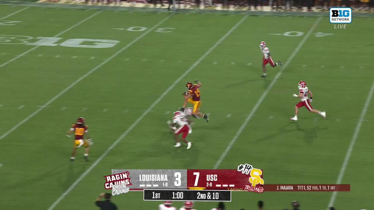 MARK BOWMAN HURDLE 😳 USC Football ✌️ Watch on BTN