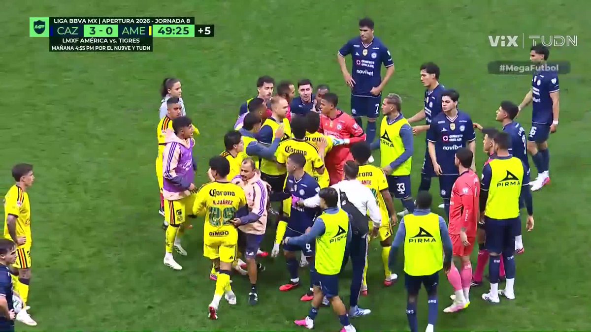 SE ESTÁN PELEANDO 😨😨 Los ánimo se calentaron en el Clásico y se armó la campal. 🇲🇽#MegaFutbol 🇺🇸#SabadoFutbolero