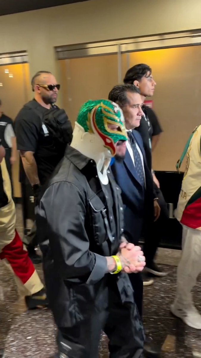 Rey Mysterio single handily saving Kayfabe was probably the greatest thing ever. He wore that neck brace the entire night 😭 One of the greatest to ever do it.