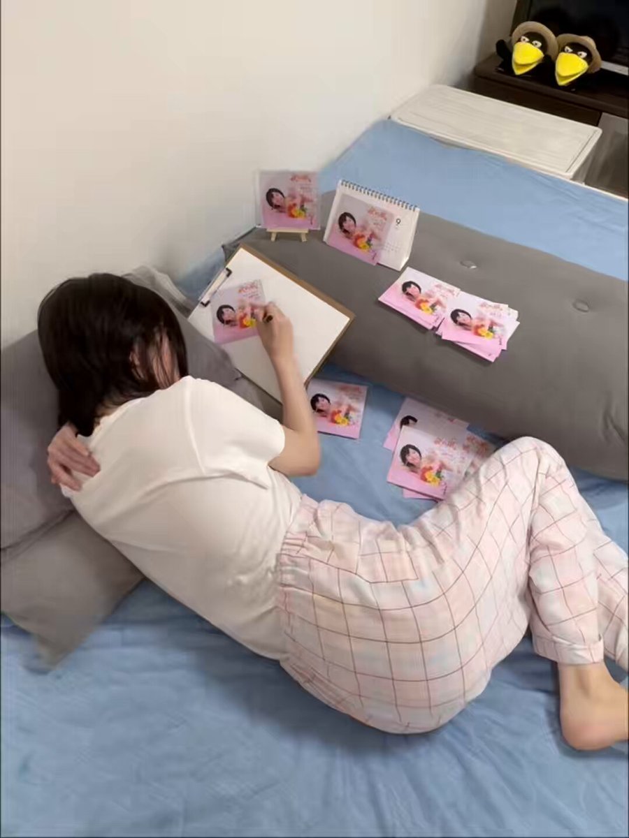 やっと…！コツコツ書き続けてた限定盤『秋の風』CD60枚すべてに サインとシリアルナンバーを書き終えました🖋️✨ 一枚一枚、手に取ってくださる皆さんを思い浮かべながら、心を込めて書きました。お届けできる日が楽しみです😊🍁