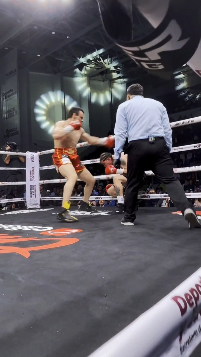 El NOCAUT de Julio César Chávez Jr. 😱 El Junior fulminó a su rival en el primer episodio... Jeison Troncoso se fue de Puebla con la DERROTA. #BoxAzteca 🥊