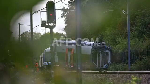 Cléon. 1 morceau de rail sur la voie. 1 déraillement. 44 blessés. Une source policière samedi: "la piste d’un acte malveillant est privilégiée", contredite par le procureur. Juste en face de l'accident: 1 usine Renault qui doit fabriquer des moteurs de drones militaires.. #Déni?