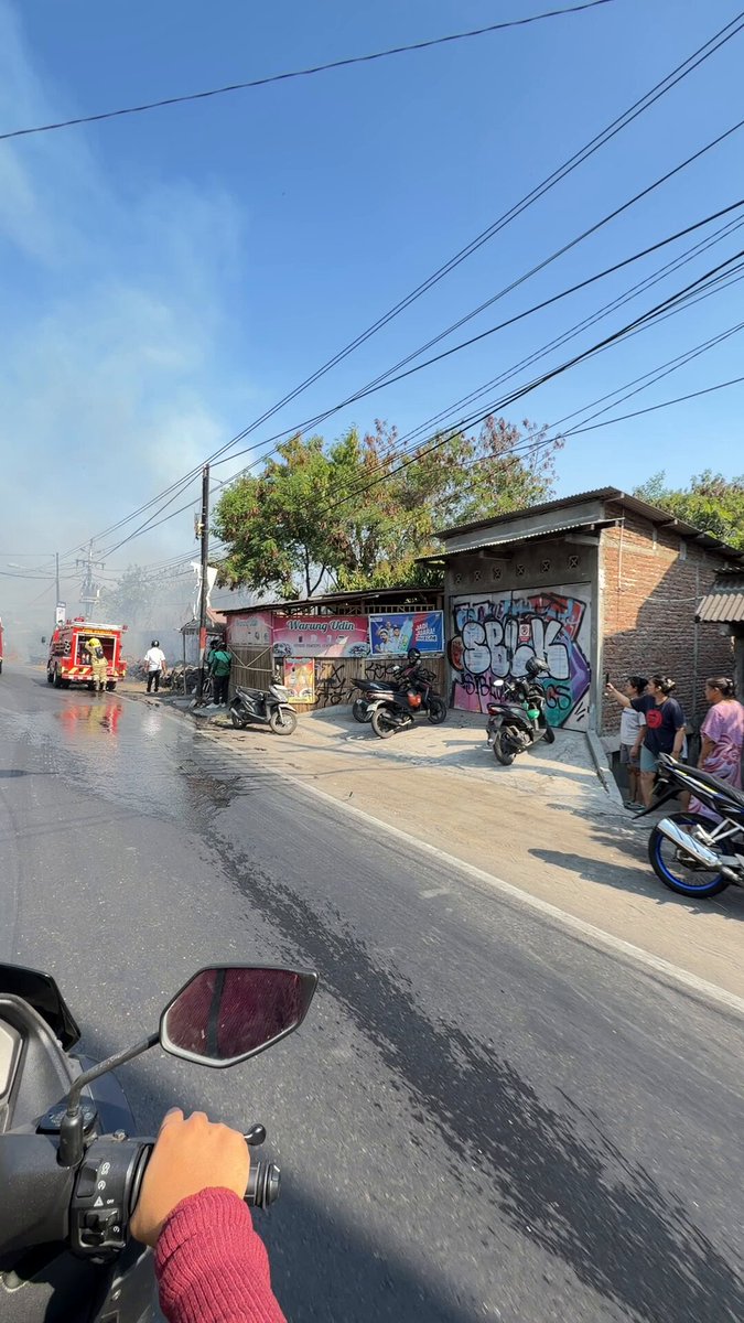 [Breaking News] 14:37 Terjadi kebakaran di Jalan Godean barat ringroad Harap berhati-hati bagi pengendara jalan arah Godean (Reisa nurma)