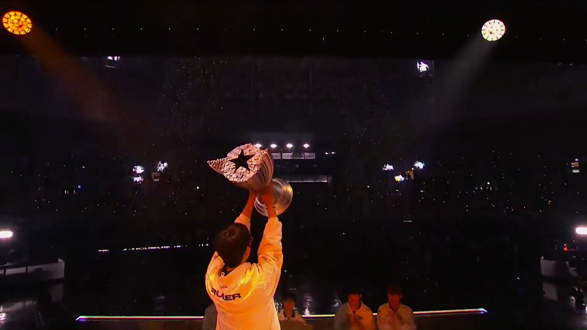 GEN RULER 🇰🇷 LIFTS THE LCK TROPHY 🏆 AND BRINGS IT OVER TO HIS TEAMMATES!