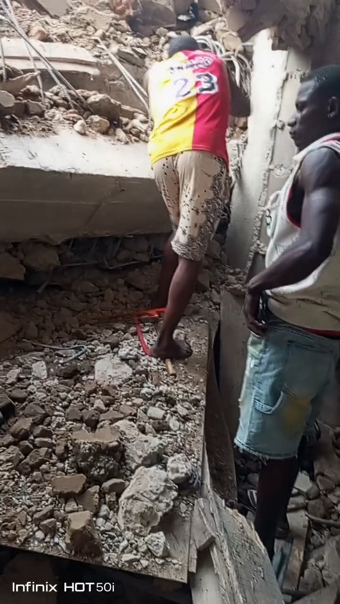 BREAKING: People are reportedly tråpped after a building c0llapsed right now at No. 1 Ogbaguru Street, Independence Layout, Enugu, opposite Niger Foundation Hospital. According to the reporter, people are currently trapped inside the collapsed building.