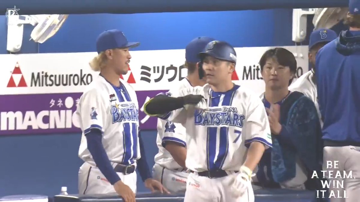 高めの球を振り切ると、大きな弧を描きベイスターズファンの待つライトスタンドへ🌈 #佐野恵太 選手の第7号グランドスラムでいきなり4点先制🎆🌟🌟🌟🌟🎆 1回裏 DB 4 - 0 G #デスターシャ #限界のその先へ #baystars