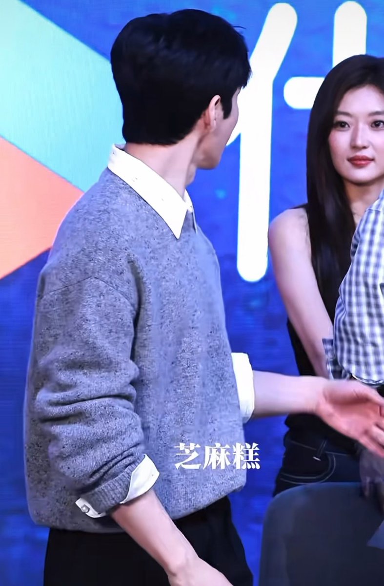 Jing Boran noticed Sun Qian standing behind so he pulled her closer 🥲 thoughtful man is a man. Sun Qian is very lucky❤️ #JingBoran #SunQian #TheEarlySpring
