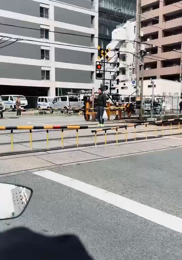 このオッサンずっと線路に立ってて頭おかしくなったのかな？と思ってコメント見てたら行動の理由察してゾッとした、、、 こんなことあっていいんか？？？？？