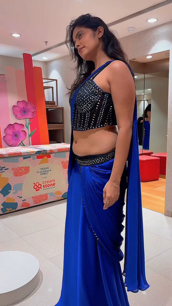 No makeup, no filters—just pure 🔥😍 She’s absolutely SLAYING in that saree, confidently flaunting her irresistible curves & that cute chubby navel 🥵🔥 #pragyanayan #actress #beauty