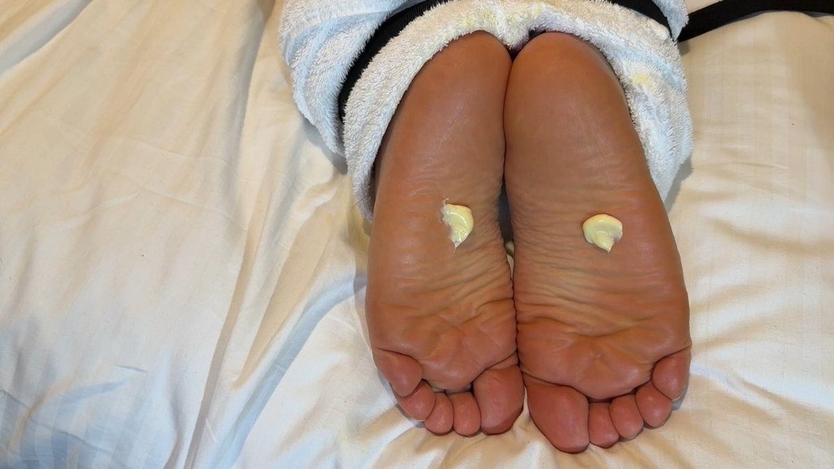 I decided to roast his feet a little to make them more sensitive for post orgasm tickling 😈 🐻 Find him in Tokyo KO🪶 #くすぐり #挠痒 #搔癢 #ticklish #tickling #tk #간지럽히다 #간지럼 #挠痒痒 #gay #控射 #邊緣控射 #sm #kink #bear #feet #malefeet