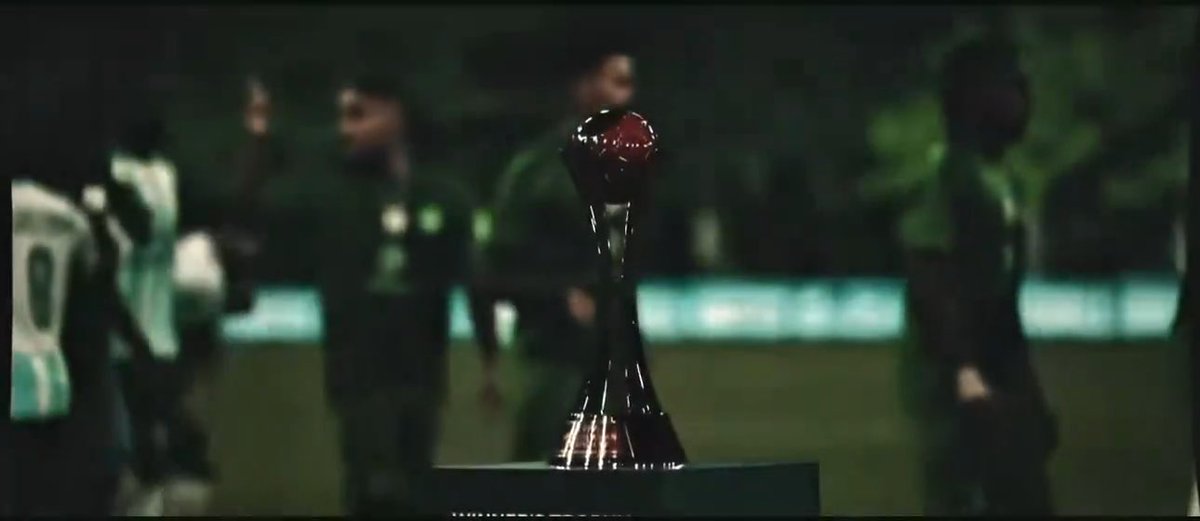 لما ديميرال يقول: «نحتاجكم هذه المرة أكثر من أي وقت».. لا تمرّون عليها كأنها مجرد تغريدة. ديميرال ترجم لنا ما يدور داخل غرفة الملابس. اللاعبون يرون ما نراه، ويعرفون حجم ما حدث، ويشعرون بكل شيء.. لكنهم لم يفقدوا الأمل، ويقولون لجمهورهم بوضوح: هذه المرة نحتاجكم فعلًا. قُصّت أجنحتهم، سُلبت منهم أسلحة، وغاب قائدهم.. وهؤلاء من تبقوا الآن حراس قلعتك وأمجادك. والآن دور حارسهم الأخير: أنتم. بختاكور أولًا.. وبعدها القارات. لا نملك أن نعيد ما حدث، لكن نملك أن نجعل المدرج سلاحهم الأقوى. احضروا، املؤوا الملعب، وارفعوا الصوت من أول دقيقة لآخر دقيقة. خلّوهم يدخلون وهم مؤمنون أن خلفهم جمهورًا مستعدًا يقاتل معهم على آخر فرصة .. #يارجال_الأهلي_جيبوها #الله_يخليلي_ذراعي #الأهلي_ملك_جمهوره وعبر الزمان سنمضي معاً 💚🏆