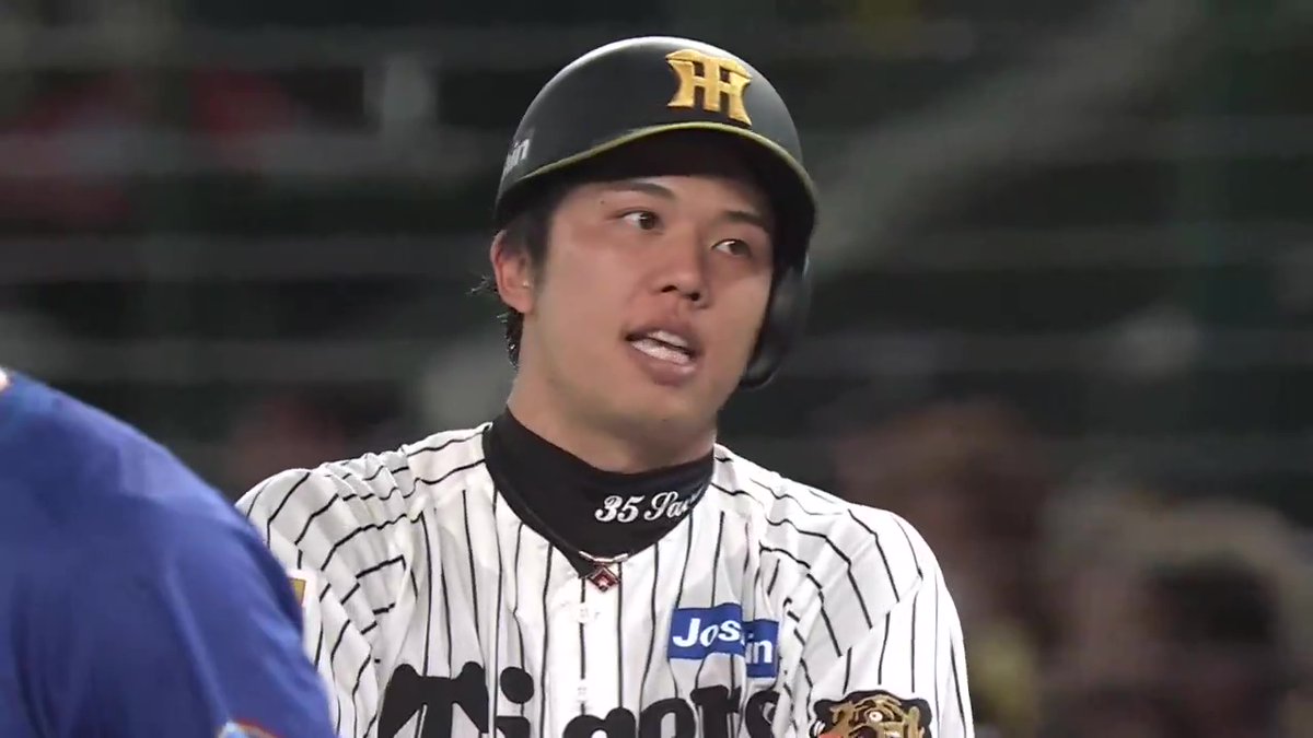 8回裏、力投する才木投手がバットでも魅せてセンター前ヒットを放つ！