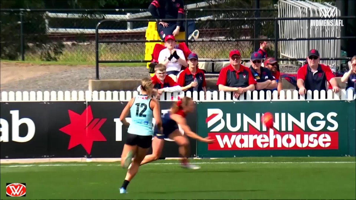 "It was probably one of the worst bumps I’ve seen on the AFLW field." 🤕 Kate McCarthy and Gemma discuss Ella Heads' bump on Eliza McNamara on The Wrap, thanks to Head and Shoulders: