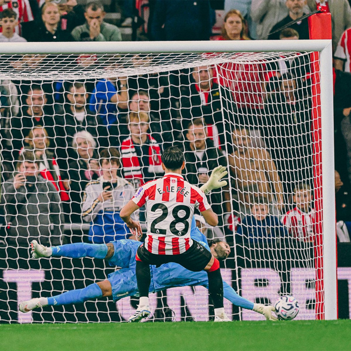 A penalty save to marvel at 🤯