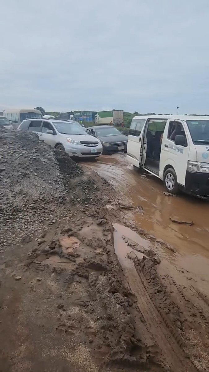 “Look at the federal highway looking like a village road. APC people will still pass through here to go and campaign.”👀 —Motorist laments as they pass through the Agbor–Benin Expressway.