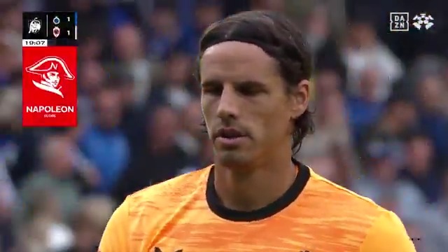 🚨🇨🇭 Yann Sommer (37) fails to clear the ball and Royal Antwerp score. 😬❌