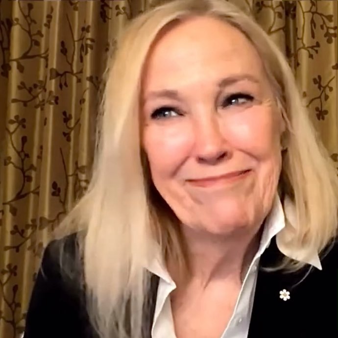 bringing back catherine o'hara talking about doing her own facelift acting and basically demonstrating how facially flexible she is bc it's just so funny (and so real)