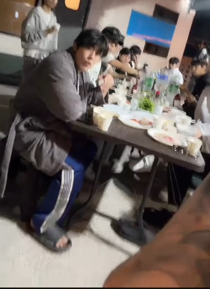 Healing mode on bareng papa Junho 🍜 Bonding-nya LineUp keliatan natural banget, enak aja dilihat. Kalo lihat tim lain tuh kadang keliatan banget circle2annya.