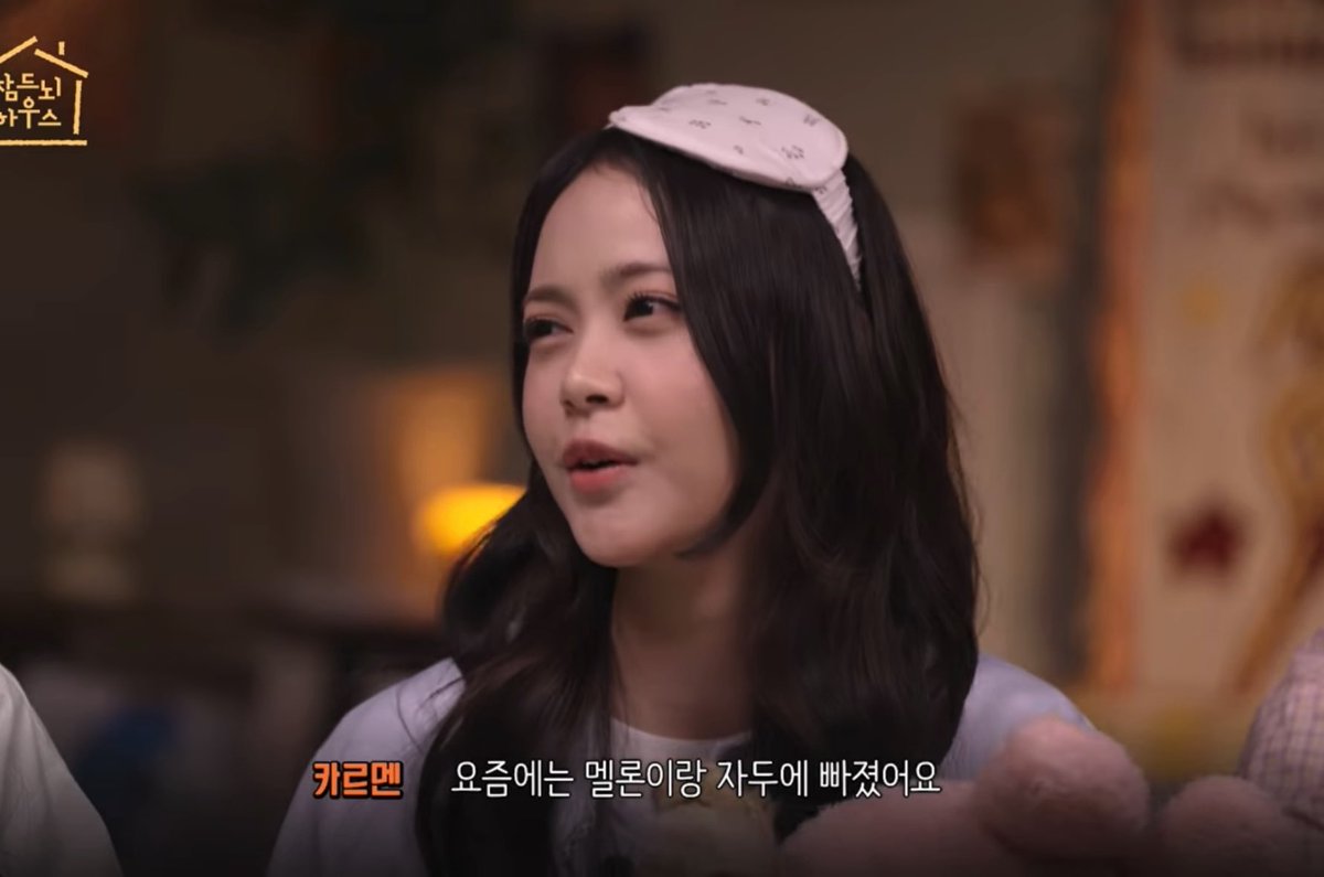 Kegiatan Carmen sehabis pulang latihan atau perform 👦 : Setelah selesai jadwal dan pulang ke asrama, apa hal pertama yang kalian lakukan? 🌴 : Kalau saya, begitu sampai di asrama langsung cek kulkas 👦 : Buat isi ulang energi ya 🌴 : Bener banget! 👦 : Paling bahagia kalau nemu apa di dalam kulkas?" 🌴 : Buah yang enak. Kalau ada buah, rasanya langsung mikir..Wah,bahagianya~ 👦 : Saya juga suka buah. Kamu paling suka buah apa ? 🌴 : Dulu saya paling suka semangka, tapi belakangan ini lagi ketagihan melon sama plum." 👦 : Bagus itu, soalnya buah-buah itu bisa bantu nyukupi kebutuhan cairan tubuh 👦 : Tapi alasan langsung buka kulkas itu beneran buat dimakan saat itu juga demi isi energi? Carmen: 🌴 : Cuma dilihatin aja terus (tidur). Haha 👦 : Tapi bukannya semangka atau melon masih terhitung aman (kalau dimakan dikit)? 🌴 : Masalahnya kalau udah nyicip satu gigitan, pasti bakal makan terus. 👦 : Emang ya, satu gigitan nggak akan pernah selesai di satu gigitan aja. Dah kek bapak ngomong sama anaknya 🤣🤣, pantes carmen suka lapar di tengah malam, dia takut berlebih makannya 😭😭