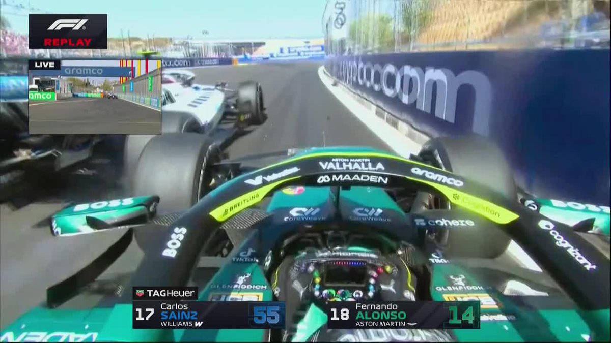 ¡CUIDADO QUE SON LOCALES, MUCHACHOS! Carlos Sainz y Fernando Alonso tuvieron un pequeño toque llegando a la curva. 📺 #SpanishGP | Toda la temporada de #F1 por #DisneyPlus Plan Premium