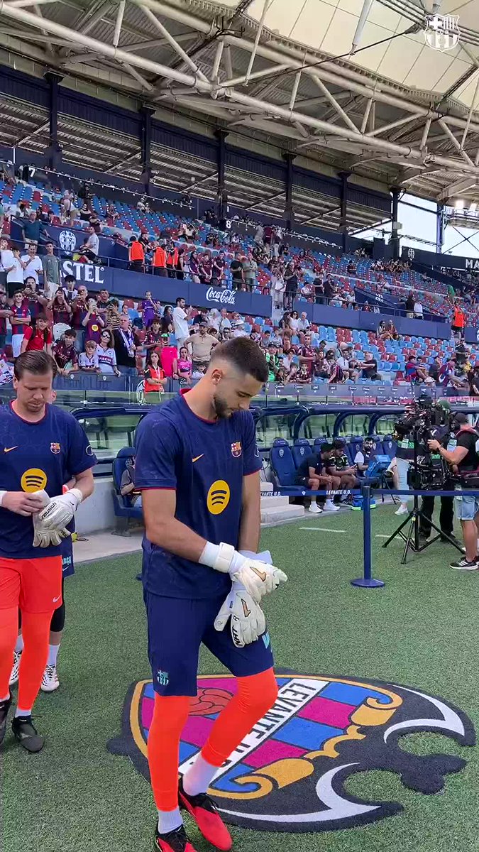 The goalkeepers are out to warm up 🧤
