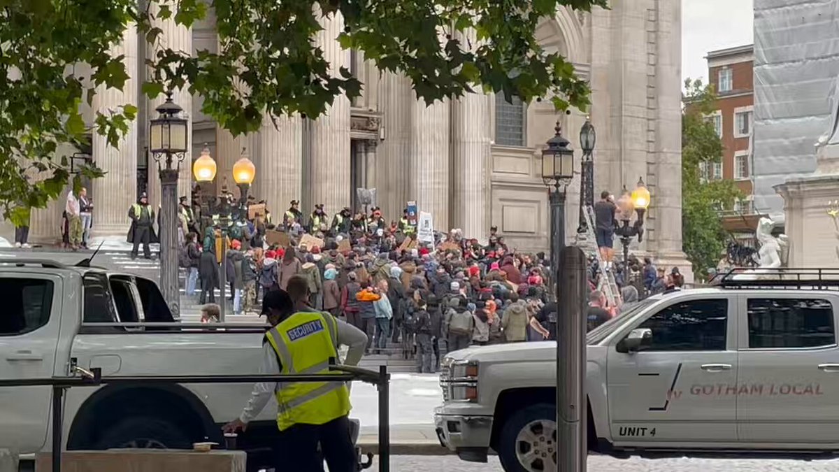 New look at a scene being filmed of Bruce Wayne possibly being escorted through a crowd of protesters on the set of ‘THE BATMAN: PART 2’ 🦇