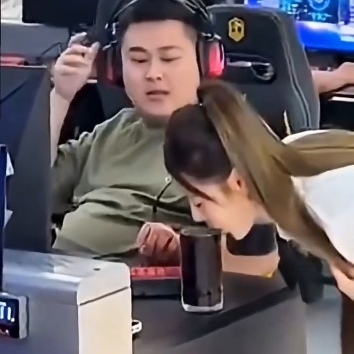 She giving a premium service to him and next sitting man is so jealous 😭💀