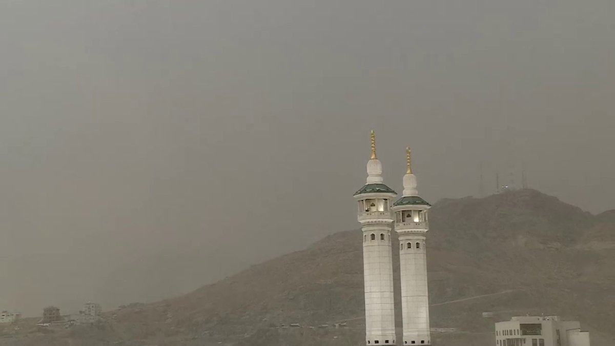 مباشر.. سحب داكنة تغطي سماء الحرم المكي