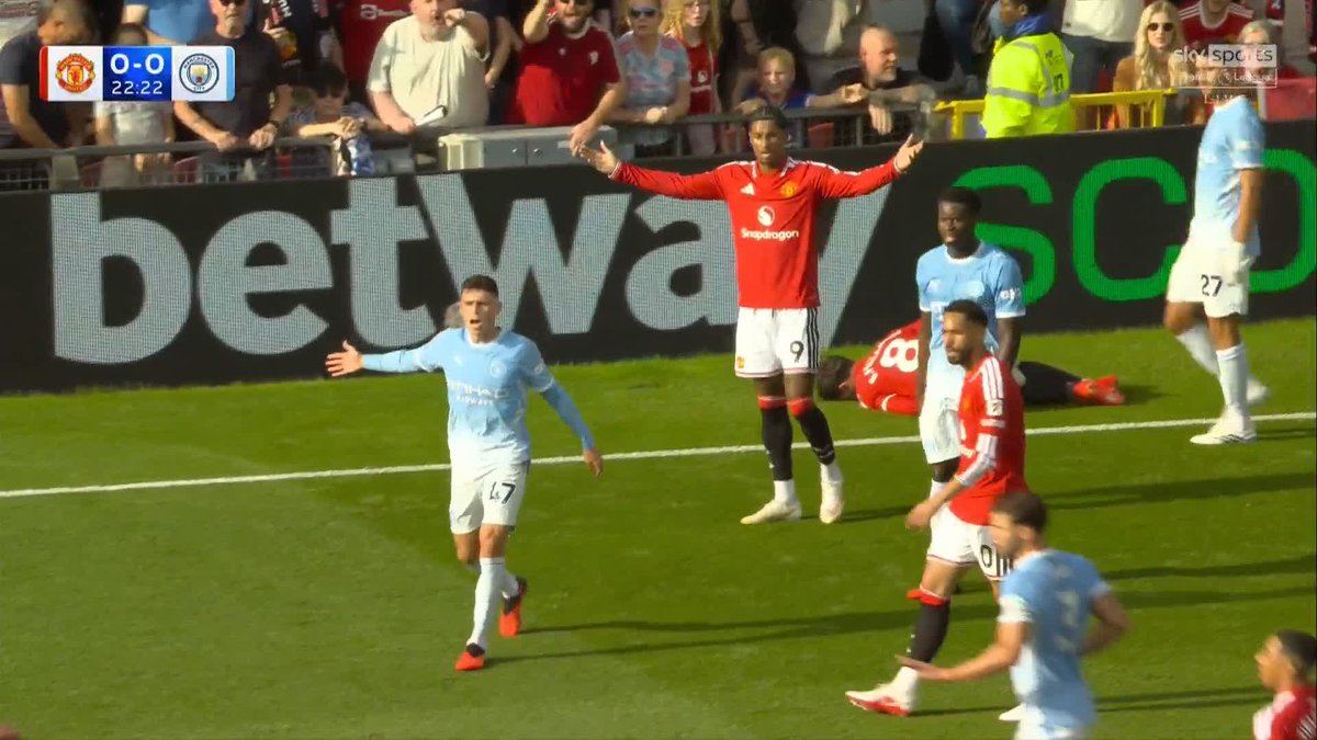 Phil Foden is SENT OFF in the Manchester derby! 🟥
