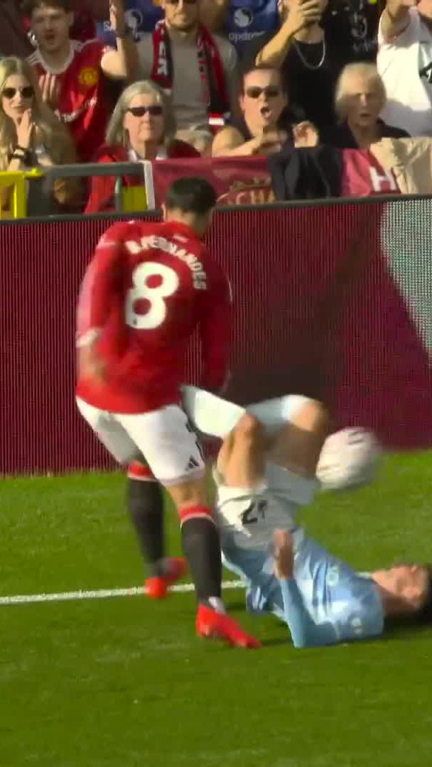 ČERVENÁ KARTA PRO FODENA! 🟥😱 Opora Man City oslabila svůj tým už ve 23. minutě. 🤷‍♂️ #MUNMCI