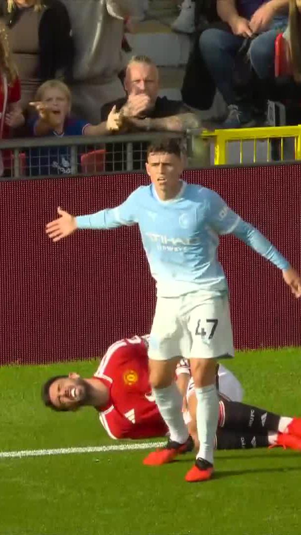 Disaster for Phil Foden 🤯 There's no hesitation from the referee and he is sent off 🦵🟥 📺 Stream #MUNMCI on DStv: