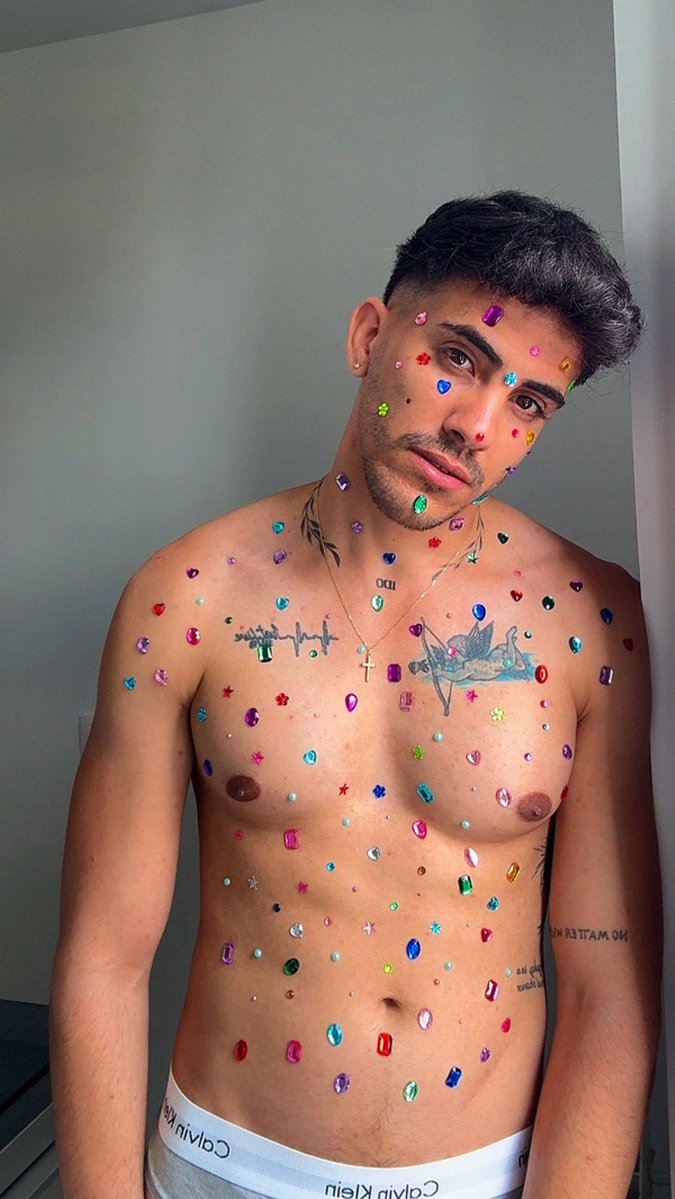 Y si vienes a ayudarme a quitarme todo esto y después nos divertimos un poco?😈😏