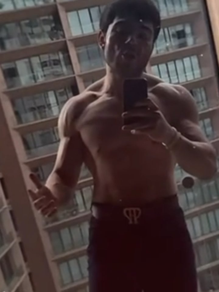 Puto Tito double p no se puede acomodar el pantalón tan ajustado que se pone, porque tiene unas piernotas, un culote, vergota, tiene todo grande y marcado, esos brazotes y hombros, están apunto de explotar de tanto que se inyecta, es un machote delicioso, para mamarle el ano completo 😵💫 #porno #gay #morboso #hot #titodoublep #fetiche