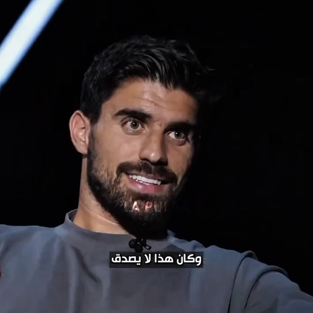 يقدر ياخذ جنسية الي رددوا عليه امس ؟ والله لاعب يحب المملكة ويعتبرها منزله انت تجي وتضايقه بذي الطريقة اقسم بالله شي يضايق الجماهير قبل ما يضايق اللاعب ، وش سوا لك ؟ والله لاعب ماتقدر تكرهه " (اي امر ) قد يحدث سنكون في ايدي أمينة " و اليوم شفنا بيان نادي الهلال 💙