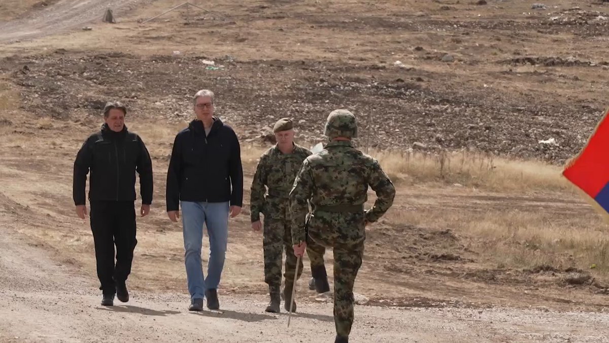 За све оне из Хрватске, Сарајева и Приштине који упућују претње: погледајте овај кратак видео. Напредак наше војне технологије, робота и дронова је очигледан. Не бих вам препоручио да нападате наш народ.