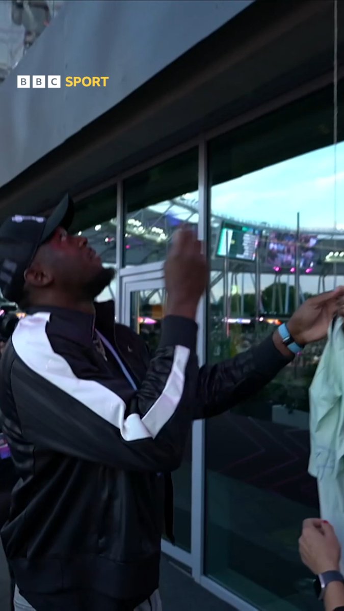 When you literally 'fish' for Usain Bolt's autograph! 🎣 That's one way to do it at the World Athletics Ultimate Championship. 😆